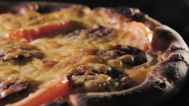 Pizza de alta calidad comida típica italiana con queso mozzarella y salsa de tomate fresco recién cosechada.Concepto de italia, restaurante pizza tradición . — Vídeo de stock