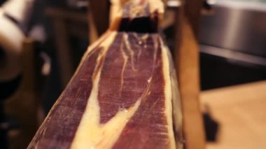Jamon serrano. Geleneksel İspanyolca jambon piyasada kapatın. Domuz bacak jambon masada. Gurme restoran iç et. Bütün jamon stand. Dolly.