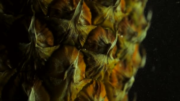 Свіжий ананас, що занурюється у воду, повільний рух — стокове відео