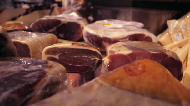 Jamon serrano. Traditionell spansk skinka i marknaden närbild. Gourmet kött säljer i butik — Stockvideo