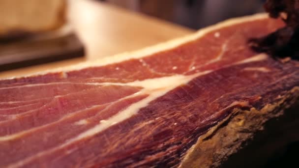 Jamon serrano. Fläskkött ben skinka jamon på stativ — Stockvideo