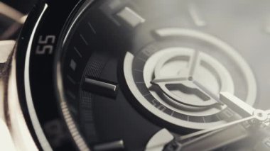 Siyah saatler çalıştıran. İzle el hareketi. Chronograph ikinci el ile kapatın. Sığ derinlik-in tarla. Makro görünümü. 4k