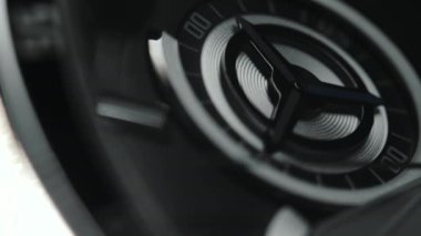 Mens Chronograph İzle metal safir cam ile yaptı. Yakın çekim siyah beyaz studio makrosu video.