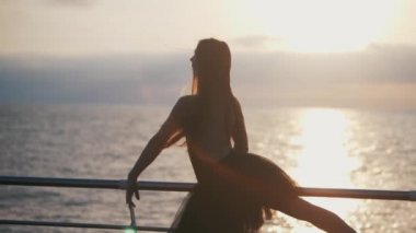 Dans eden Balerin Bale tutu ve pointe setin okyanus ya da deniz plaj yukarıda üzerinde güzel sahne. Güzel sarışın genç kadın uzun saçlı uzanan pratik ve egzersizleri. Ağır çekim.