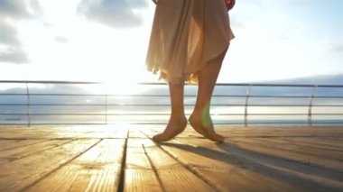 Yakın bir bale dansçıları feet deniz, gündoğumu arka plan, kadının ayakları pointe Ayakkabı yakınındaki dolgu üzerinde pointe alıştırmalarda uygulamaları gibi. Balerin klasik bale pas gösterir. Ağır çekim.