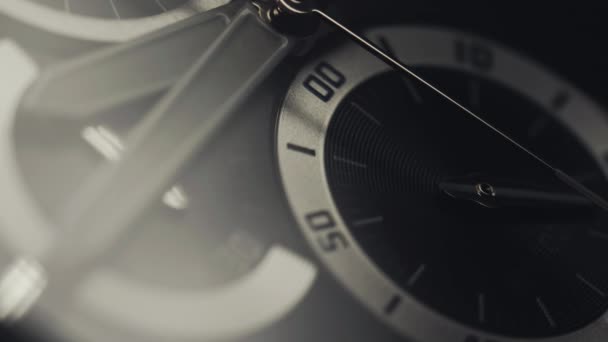 Luxusní hodinky - studio makro výstřel. Krásné z nerezové oceli mechanické hodiny. Chronograf se zblízka s z druhé ruky. Makro. 4k. — Stock video