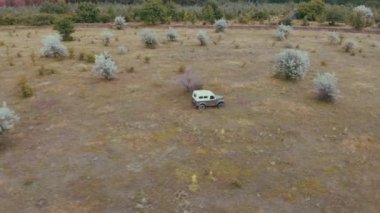 Soğuk savaş sırasında oluşturulan Romanya eski askeri jeep. SSCB Oto Sanayi klasiği. Eski otomobil koleksiyonu. Retro araç. Araba üzerinde off-road sürüş. Drone havadan görünümü