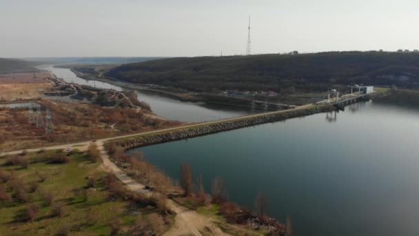 Вид с воздуха с беспилотника. Летают над красивым озером или рекой возле гор. Удивительная панорама пейзажа. Кинематографическая тональность. Солнечный прекрасный день — стоковое видео