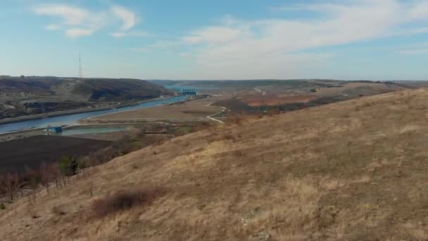 A légi felvétel a drone. Repülő őszi lejtőn a fák és a folyó felett. Gyönyörű zöld hegy gerincén. Repül át nagy nyomot, felfedi a látványos völgyek, fenyő — Stock videók