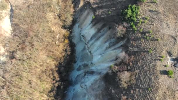 Luftaufnahme aus der Drohne. fliegen über tiefe Bruchstellen. Erstaunliches Landschaftspanorama. Filmreif. Steile Klippe aus einer Höhe. — Stockvideo