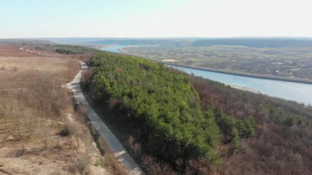 Vue aérienne depuis un drone. Survoler la pente automnale avec des arbres et une rivière. Belles crêtes verdoyantes. Survoler les hautes pistes, révéler des vallées spectaculaires avec sapin 