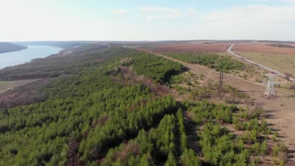 Вид з повітря на безпілотник. Політ над осіннім схилом з деревами та річкою. Прекрасні зелені гірські хребти. Літаючи над високою стежкою, відкриваючи вражаючі долини з ялиною — стокове відео