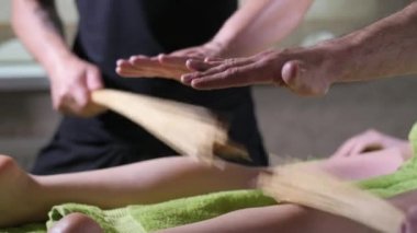 Kadın rahatlatıcı alma spa salonda masaj. Kadın bacaklar bambu terapi silindir sopa ile masaj terapist el kapatın. Boş zaman. Kız anları zevk. Ağır çekim