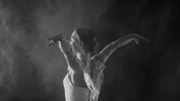 Bailarina profissional que dança balé em holofotes no grande palco. Menina branca bonita vestindo vestido branco tutu. preto e branco vintage retro efeito tonificado — Vídeo de Stock