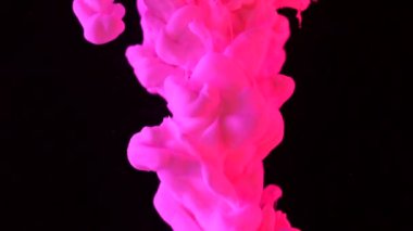 Pembe mürekkep siyah su altında. Kırmızı boya soyut bulut formasyonları oluşturma suya tepki renk. Geçişler, modern projeler, sanat arka planları eklendi olarak kullanılabilir.