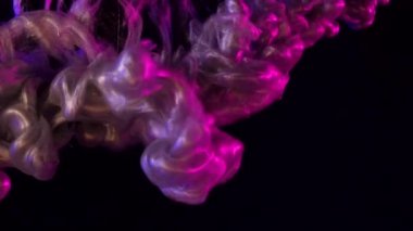 İnanılmaz ipeksi parlak pembe, gümüş, mavi boya karışık. Glitter Yüksek hızlı kamera ile çekim su mürekkeple bırakılan, tepki, soyut bulut oluşumları ve metamorfoz siyah oluşturma. Duman