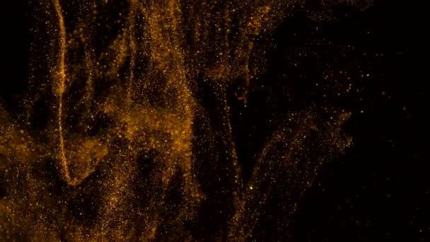 Tinta dorada en toma de agua con cámara de alta velocidad. Gotas de oro de pintura cayeron, reaccionando, creando formaciones abstractas de nubes metamorfosis en negro. Fondos artísticos. — Vídeo de stock