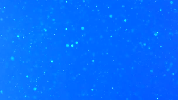 Inchiostro blu nelle riprese in acqua con telecamera ad alta velocità. Acquamarina glitter sabbia o polvere creando formazioni nuvolose astratte metamorfosi. Sfondi artistici. Vista macro . — Video Stock