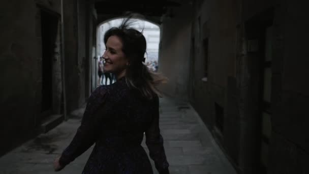 查看旅游妇女走在巴塞罗那狭窄的街道。穿着可爱的夏天五颜六色的礼服享受欧洲夏季假期旅游假期冒险。慢动作 — 图库视频影像