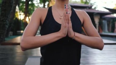 Oryantal yüz pratik yoga, namaste Şükran mudra yalnız tropik ada içinde güzel kadınla. Kız lotus poz. Din, saflık, istifa, maneviyat kavramı. Ağır çekim