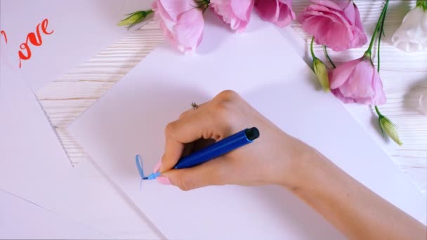 Pendekatan tangan kaligrafer menulis kata keindahan di atas kertas putih. Menulis ornamental dihiasi huruf. Kaligrafi, desain grafis, huruf, tulisan tangan, konsep penciptaan. 4k — Stok Video
