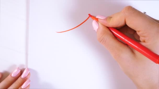 O close-up de mãos de calígrafo escreve a palavra AMOR no papel branco. Inscrição de letras ornamentais decoradas. Caligrafia, design gráfico, letras, caligrafia, conceito de criação. 4k . — Vídeo de Stock