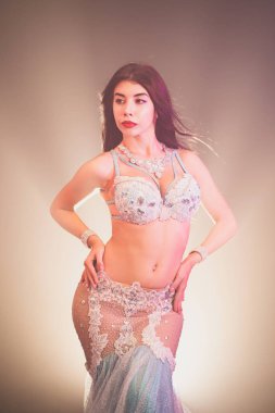 aydınlık duman arka plan üzerinde dans çok güzel seksi geleneksel Oryantal Dansöz kızı. Beyaz egzotik kostüm kadında cinsel onu yarı çıplak vücut hareketleri.