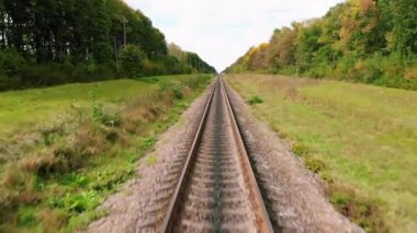 Demiryolu rayları uçan uçak. Yaz sezonu boş Tren yola. Havadan görünümü,