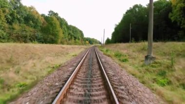 Demiryolu rayları uçan uçak. Yaz sezonu boş Tren yola. Havadan görünümü,