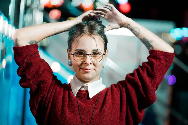 Hipster κορίτσι με μπλε μαλλιά βαμμένα και πούλιες με τις φακίδες. Γυναίκα στα κόκκινα αυτιά ρούχα και μύτη piercing, διαφανή ποτήρια, σήραγγες, ασυνήθιστη χτένισμα σε λούνα παρκ — Φωτογραφία Αρχείου