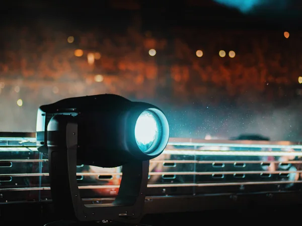 Bühnenbeleuchtung Lichttechnik und Projektor. Suchscheinwerfer. Element der Job-Beleuchtung. Scheinwerfer auf der Bühne während des Konzerts. — Stockfoto