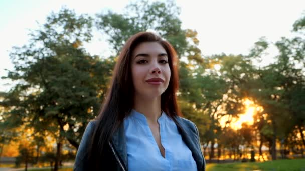 Porträtt av unga glada affärskvinna i staden. Vackra kaukasiska student flicka i vit sexig blus stående hösten gatan. Slow motion — Stockvideo