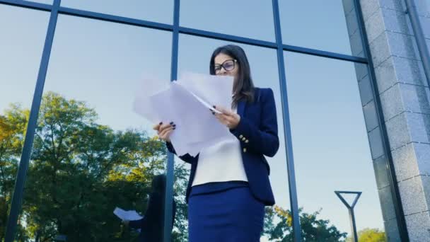 Vztek rozzuřený ženské office pracovník vrhací zmačkaný papír, s nervově zhroutil v práci, křičel v hněvu, zvládání stresu, duševní utrpení problémy, ztrácí nervy, reakce na selhání — Stock video