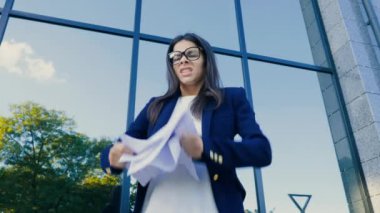 Sinir krizi çığlık öfke, stres yönetimi, ruhsal sıkıntı sorunları, kaybeden öfke, başarısızlık bir tepki olarak, iş yerinde sahip Öfkeli öfkeli kadın ofis işçi atma buruşuk kağıt,