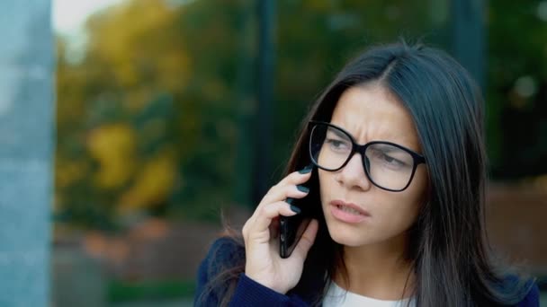 Kobieta biznesu niezadowolony mówi na telefon i wyraża jej sprzeciw. Odmawianie, odrzucając, zgadzam się, portret pięknej dziewczyny lub ucznia na tle budynku biurowego. — Wideo stockowe