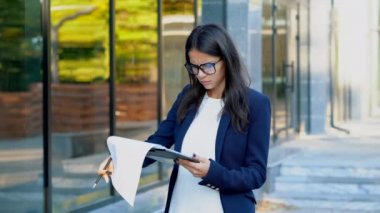Ofis Binası yakınındaki ciddi işkadını patron. Personel iş ile tatmin olmayan bir kız. Genç olgun kadın office çalışan takım elbise ve gözlük belgeleri, raporları denetler.