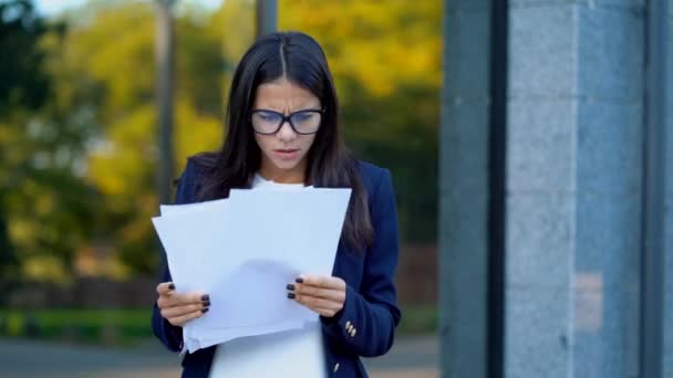 Wütende wütende Geschäftsfrau, die vor Wut schreit. Stressbewältigung, psychische Probleme, Temperamentsverlust, Reaktion auf Misserfolg. Zerknülltes Papier werfen, Nervenzusammenbruch bei der Arbeit. — Stockvideo