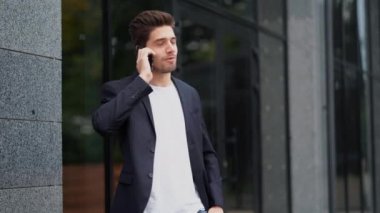 İşadamı cep telefonuyla konuşma var. Resmi kıyafeti giyen iş sevinçle meslektaşı ile konuşuyor. Ofis çalışanı, ücret çalışan, hafta içi kavramı