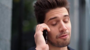 İşadamı portresi yakından cep telefonuyla konuşma var. Resmi kıyafeti giyen iş memnuniyetle meslektaşı ile konuşuyor. Ofis çalışanı, ücret çalışan, hafta içi kavramı.