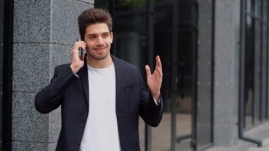 İşadamı cep telefonu kullanarak ciddi konuşma var. Resmi kıyafeti giyen iş dikkatle meslektaşı ile konuşuyor. Ofis çalışanı, ücret çalışan, hafta içi kavramı.
