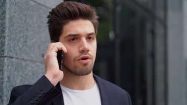 İşadamı cep telefonu kullanarak ciddi konuşma var. Resmi kıyafeti giyen iş dikkatle meslektaşı ile konuşuyor. Ofis çalışanı, ücret çalışan, hafta içi kavramı.