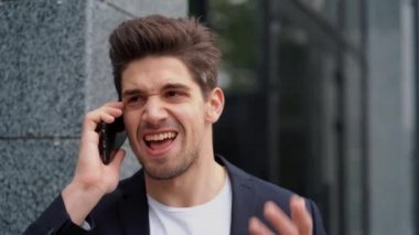 Cep telefonu çığlık iş adamı. Sinir krizi çığlık öfke, stres yönetimi, ruhsal sıkıntı sorunları, kaybeden öfke, başarısızlık bir tepki olarak, iş yerinde sahip.