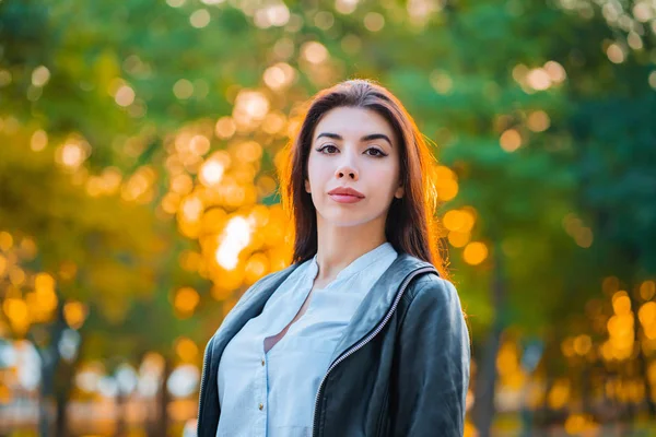 Portret kobiety młody szczęśliwy biznes w mieście. Dziewczyna piękna kaukaski student w białą bluzkę seksowny stojący ulica jesienią. — Zdjęcie stockowe