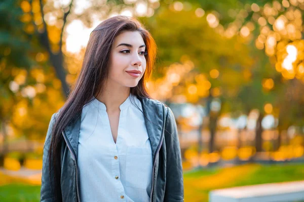 Portret kobiety młody szczęśliwy biznes w mieście. Dziewczyna piękna kaukaski student w białą bluzkę seksowny stojący ulica jesienią. — Zdjęcie stockowe