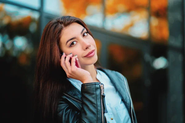 Biznes kobieta z smartphone z bliska w pobliżu budynku biurowego. Dziewczyna miała rozmowę z telefonu komórkowego. Piękna młoda kobieta kaukaski rozmawia z urządzenia mobilnego. — Zdjęcie stockowe