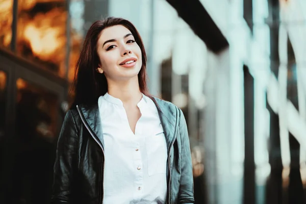 Portret kobiety młody biznes szczęśliwy w pobliżu budynku biurowego. Dziewczyna piękna kaukaski student w białą bluzkę seksowny stojący ulica jesienią — Zdjęcie stockowe