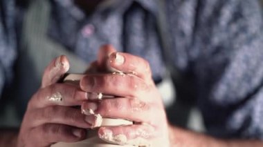 Seramik vazo bitmedi tekerlek üzerinde iplik bir kadeh. Erkek el potters aletlerden üzerinde çalışma kapatın. Küçük işletme sahibi esnaf atölyesinde çalışıyor. Ağır çekim. 4k