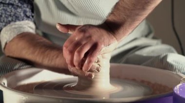 Sanatçı eller, doğru yavaşça oluşturma hangi el yapımı çamurdan şeklinde çalışır. Geleneksel çanak çömlek yapımı, öğretmen Sanat Atölyesi seramik temelleri gösterilmektedir. Siyah ve beyaz tonned