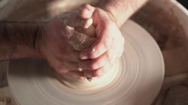 Sanatçı eller, doğru yavaşça oluşturma hangi el yapımı çamurdan şeklinde çalışır. Geleneksel çanak çömlek yapımı, öğretmen Sanat Atölyesi seramik temelleri gösterilmektedir. Siyah ve beyaz tonned