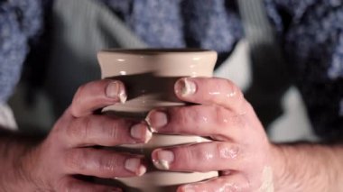 Seramik vazo bitmedi tekerlek üzerinde iplik bir kadeh. Erkek el potters aletlerden üzerinde çalışma kapatın. Küçük işletme sahibi esnaf atölyesinde çalışıyor. Ağır çekim. 4k